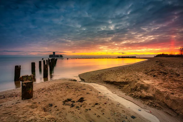 Sonnenaufgang Über Dem Strand Und Der Torpedoplattform Der Ostsee Babie — Stockfoto
