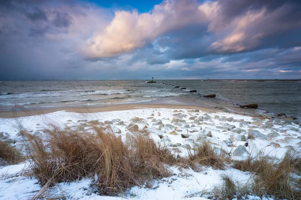 Paisaje Invernal Una Playa Cubierta Nieve Mar Báltico Gdansk Polonia — Foto de Stock