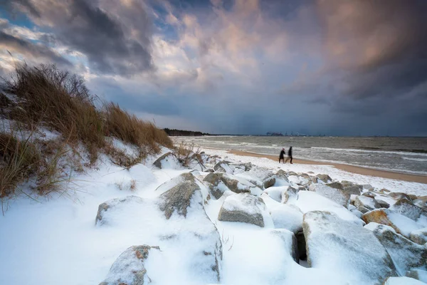 Paisaje Invernal Una Playa Cubierta Nieve Mar Báltico Gdansk Polonia —  Fotos de Stock