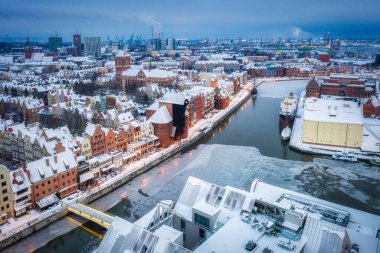 Kışın şafak vakti Gdansk şehrindeki eski şehrin havadan görünüşü, Polonya