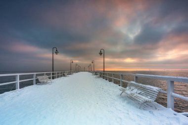 Karlı kış mevsiminde Gdynia Orlowo 'daki güzel ahşap iskele, Baltık Denizi. Polonya