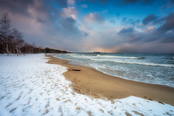 位于格但斯克的波罗的海 冬季的雪景覆盖了海滩 — 图库照片