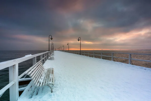 波罗的海Gdynia Orlowo美丽的木制码头 冬季下雪天 — 图库照片