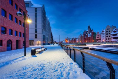Karlı şafakta Motlawa nehri üzerindeki ambarlar adası, Gdansk. Polonya