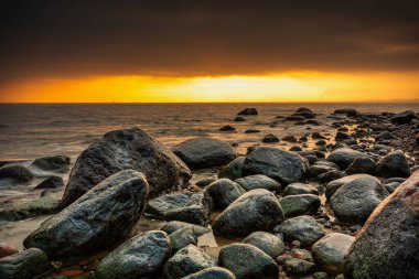 Güneş doğarken Gdynia Orlowo 'daki karlı plaj, Baltık Denizi. Polonya