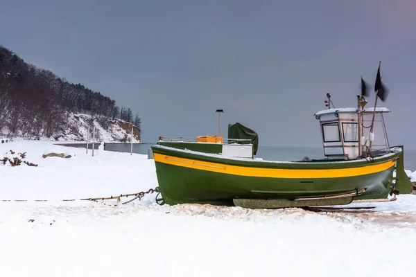 Рыбацкая Лодка Снежном Пляже Гдыня Орлово Восходе Солнца Балтийское Море — стоковое фото