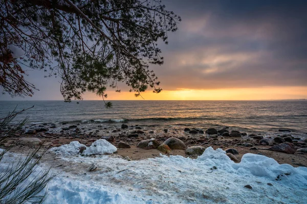 Güneş Doğarken Gdynia Orlowo Inanılmaz Karlı Plaj Baltık Denizi Polonya — Stok fotoğraf