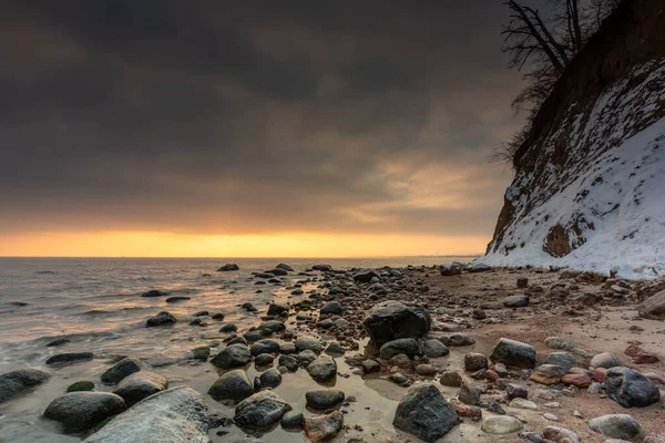 Incredibile Paesaggio Rocce Ghiacciate Sulla Spiaggia Gdynia Orlowo All Alba — Foto Stock