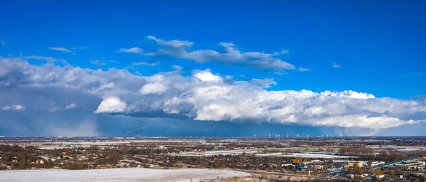 美丽的冬季风景 乌云密布 — 图库照片
