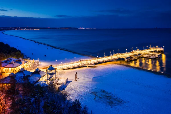 Освещённый Пирс Бжезно Зимнем Пляже Сумерках Гданьск Польша — стоковое фото