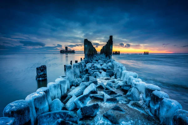 Erstaunliche Landschaft Mit Gefrorenem Ostseestrand Babie Doly Bei Sonnenaufgang Gdingen — Stockfoto