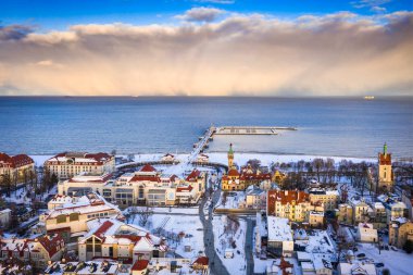 Karlı kışta Sopot şehrinin güzel manzarası. Polonya.