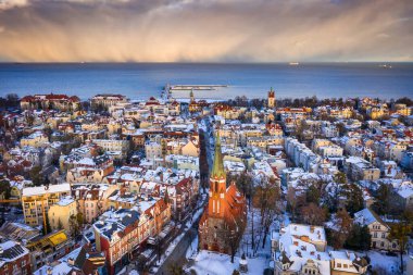 Karlı kışta Sopot şehrinin güzel manzarası. Polonya.