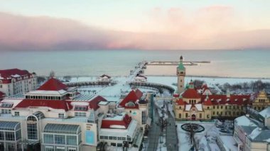 Sopot, Polonya - 5 Şubat 2021: Karlı kışta Sopot şehrinin güzel manzarası. Polonya.