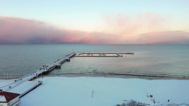 Piękny Zachód Słońca Nad Zaśnieżoną Plażą Molo Molo Sopocie Zimą — Wideo stockowe