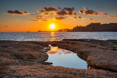 Şafakta Valletta City ile Malta 'nın inanılmaz kıyı şeridi.
