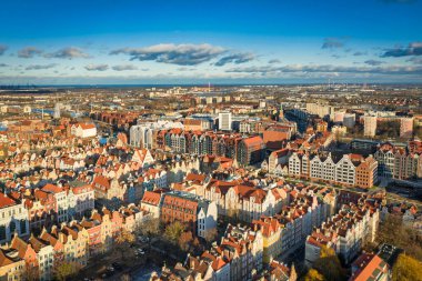 Güneşli bir günde güzel mimarisi olan eski Gdansk kasabasının hava manzarası, Polonya