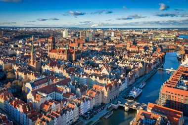 Güneşli bir günde güzel mimarisi olan eski Gdansk kasabasının hava manzarası, Polonya