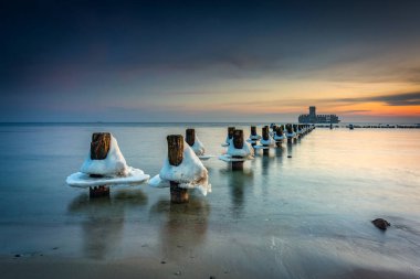 Gün doğumunda Babie Doly 'deki Baltık Denizi plajı. Gdynia, Polonya