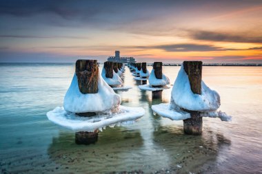 Babie Doly 'deki Baltık Denizi sahili kış gündoğumunda. Gdynia, Polonya