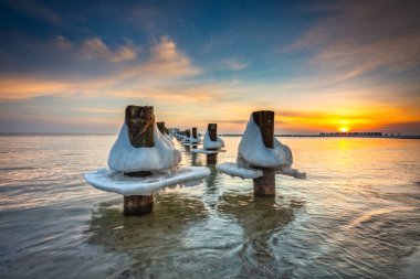 Gün doğumunda Babie Doly 'deki Baltık Denizi plajı. Gdynia, Polonya