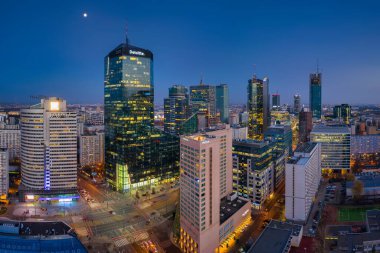 Warszawa, Polonya - 25 Şubat 2021: Günbatımında modern gökdelenleri olan Warszawa şehir merkezinin güzel mimarisi.