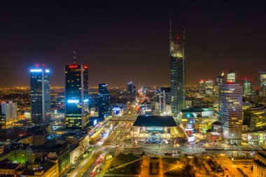 Warszawa, Polonya - 25 Şubat 2021: Polonya 'nın ana tren istasyonu ile birlikte Warszawa şehir merkezinin güzel mimarisi.