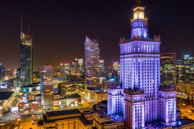 Warszawa, Polonya - 25 Şubat 2021: Polonya 'nın gece vakti Kültür ve Bilim Sarayı ile birlikte Warszawa şehir merkezinin güzel mimarisi.