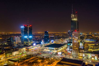 Warszawa, Polonya - 25 Şubat 2021: Polonya 'nın ana tren istasyonu ile birlikte Warszawa şehir merkezinin güzel mimarisi.