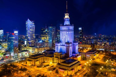 Varşova 'nın muhteşem şehir manzarası ve geceleyin Kültür Sarayı, Polonya.