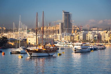 Gündoğumunda Malta 'daki Sliema şehrinde güzel bir liman manzarası,