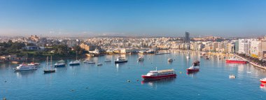 Gündoğumunda Malta 'daki Sliema şehrinde güzel bir liman manzarası,
