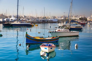 Gündoğumunda Malta 'daki Sliema şehrinde güzel bir liman manzarası,