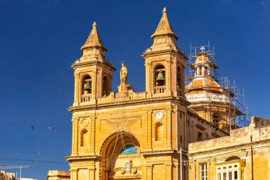 Malta 'daki Marsaxlokk Kilisesi' nin mimarisi.