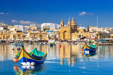 Malta 'nın Marsaxlokk köyünde geleneksel balıkçı tekneleri