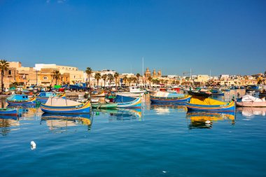 Marsaxlokk, Malta - 10 Ocak 2020: Malta 'nın Marsaxlokk köyünde geleneksel balıkçı tekneleri