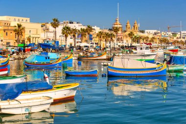 Marsaxlokk, Malta - 10 Ocak 2020: Malta 'nın Marsaxlokk köyünde geleneksel balıkçı tekneleri