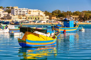 Marsaxlokk, Malta - 10 Ocak 2020: Malta 'nın Marsaxlokk köyünde geleneksel balıkçı tekneleri