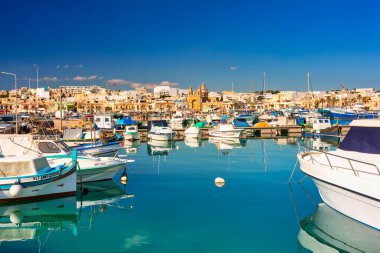 Marsaxlokk, Malta - 10 Ocak 2020: Malta 'nın Marsaxlokk köyünde geleneksel balıkçı tekneleri