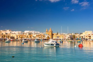 Marsaxlokk, Malta - 10 Ocak 2020: Malta 'nın Marsaxlokk köyünde geleneksel balıkçı tekneleri