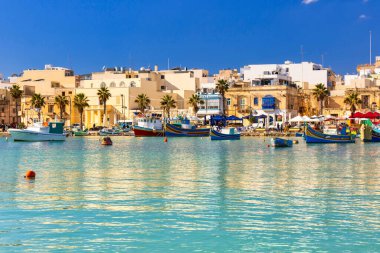 Marsaxlokk, Malta - 10 Ocak 2020: Malta 'nın Marsaxlokk köyünde geleneksel balıkçı tekneleri