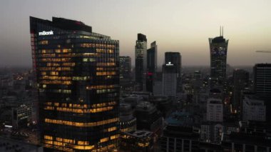 Warszawa, Polonya - 25 Şubat 2021: Varszawa şehir merkezinin güzel mimarisi ve Kültür Sarayı, Polonya alacakaranlıkta.