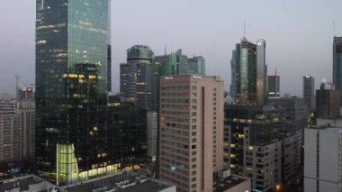 Warszawa, Polonya - 25 Şubat 2021: Varszawa şehir merkezinin güzel mimarisi ve Kültür Sarayı, Polonya alacakaranlıkta.