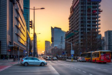Warszawa, Polonya - 25 Şubat 2021: Günbatımında modern gökdelenleri olan Warszawa şehir merkezinin güzel mimarisi.