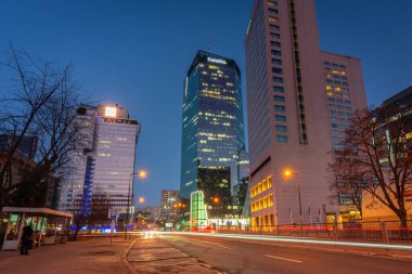 Warszawa, Polonya - 25 Şubat 2021: Polonya 'nın başkenti, geceleyin metro istasyonu girişi ile Varşova' nın inanılmaz şehri.