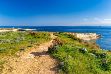 Marsaxlokk köyündeki Malta 'nın güzel kayalıkları.