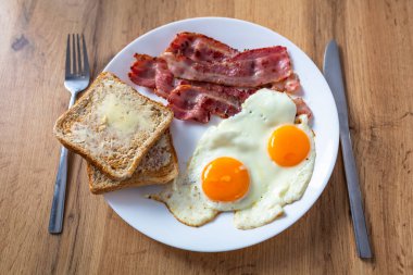 İki yumurta, pastırma, tost ve kahveyle nefis bir kahvaltı.