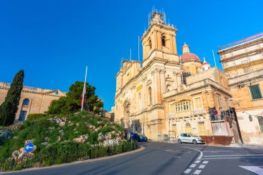 Birgu, Malta - 10 Ocak 2019: Günbatımında Birgu marinasının güzel mimarisi, Malta
