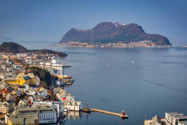 Güneşli bir günde, Alesund şehrinin güzel manzarası, Norveç