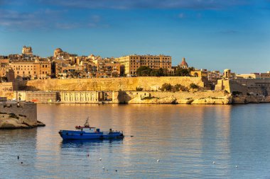 Gün batımında Birgu 'nun güzel marinası, Malta